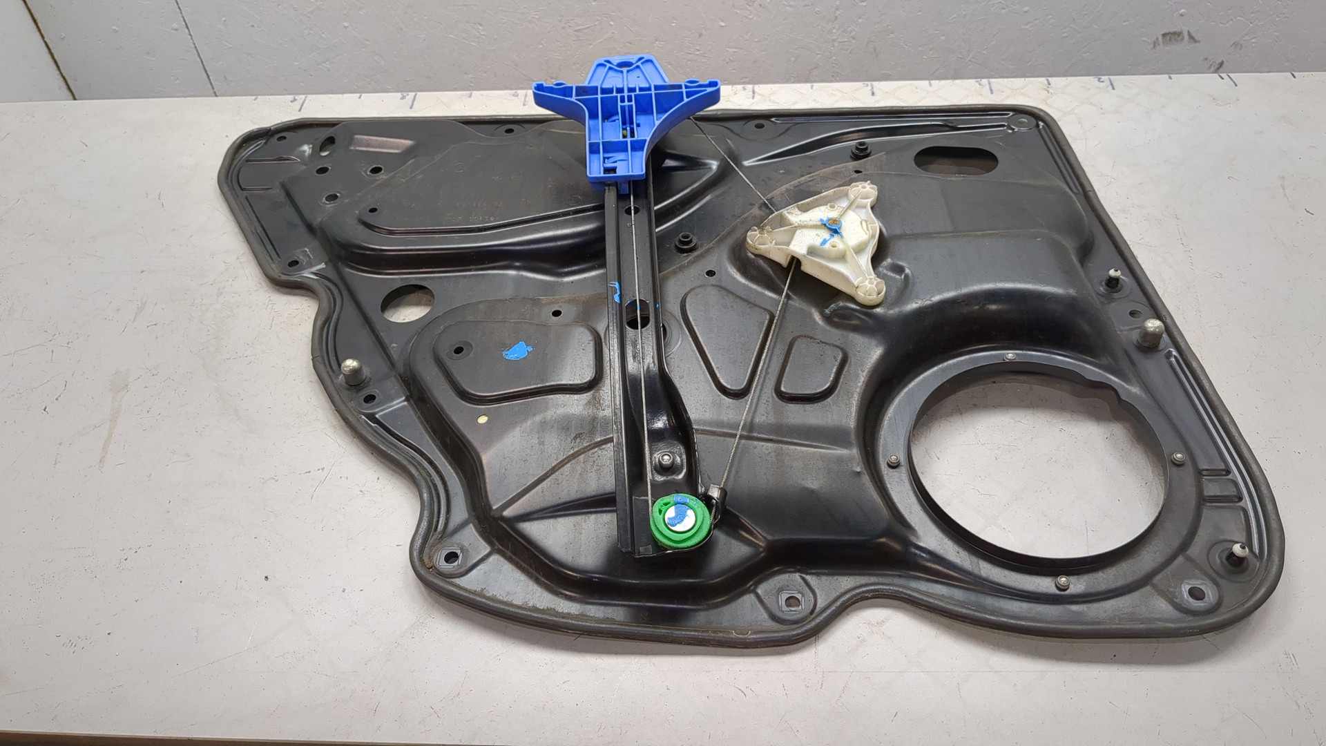 Стеклоподъемник электр. задний правый