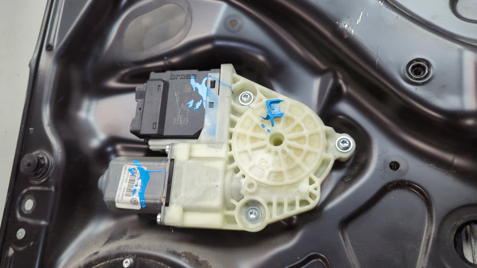 Стеклоподъемник электр. задний правый