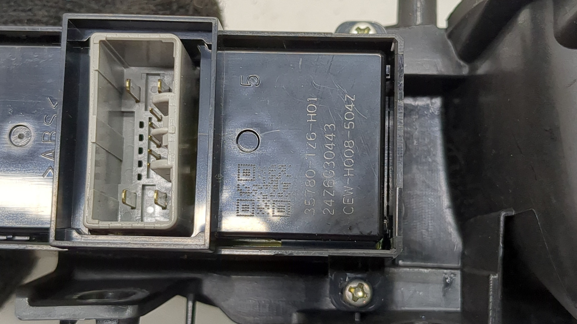 Кнопка стеклоподъемника