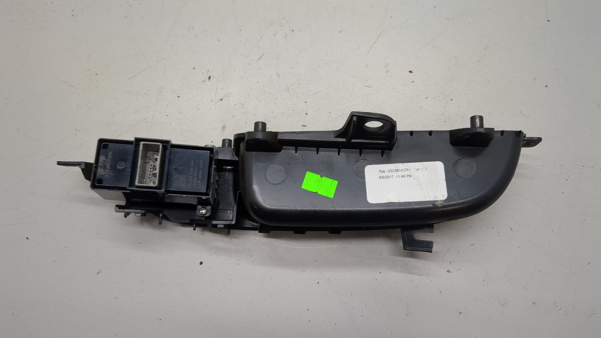 Кнопка стеклоподъемника