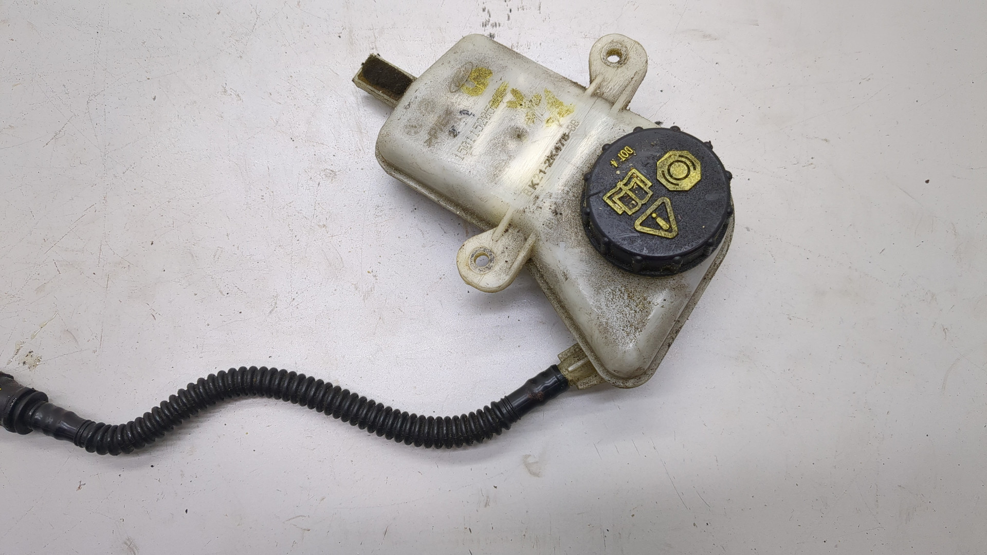 Бачок главного тормозного цилиндра