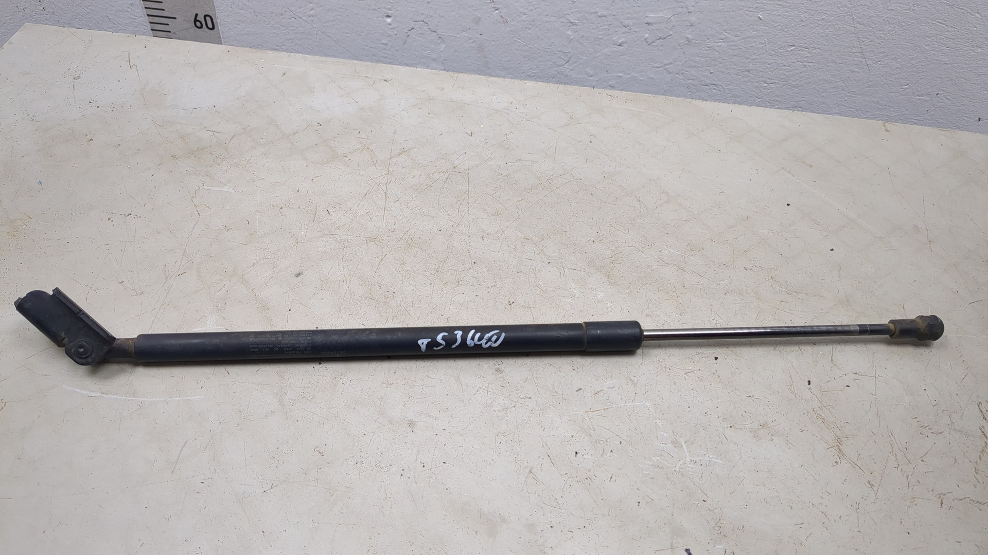 Амортизатор крышки багажника