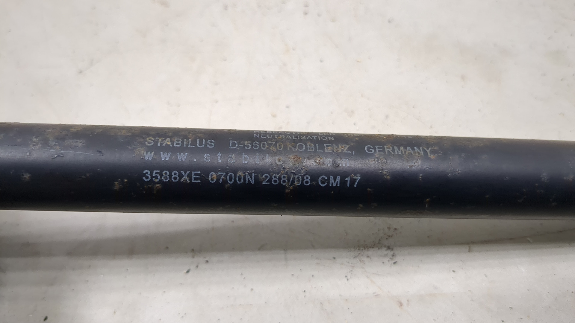 Амортизатор крышки багажника