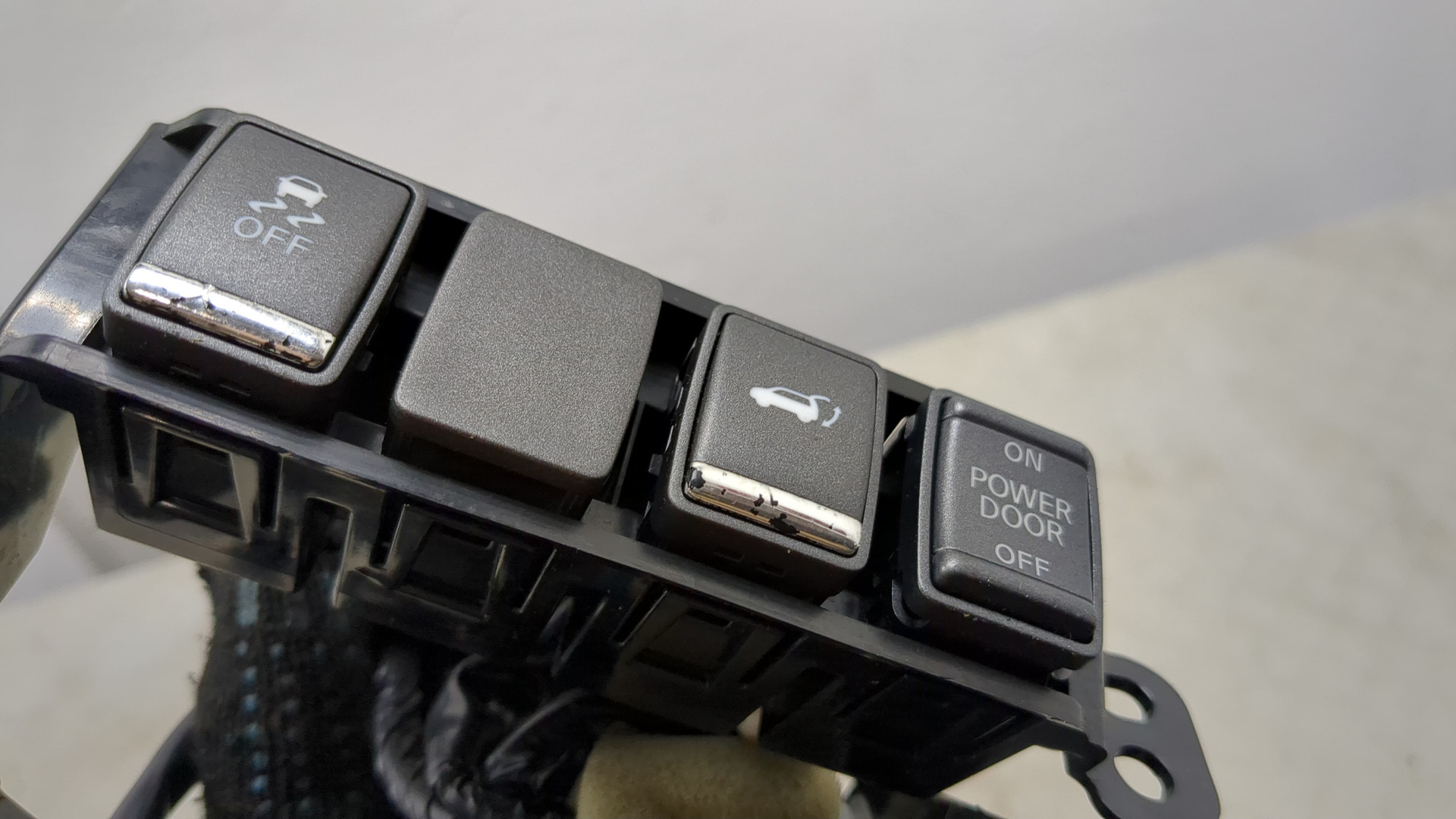 Кнопка открывания багажника