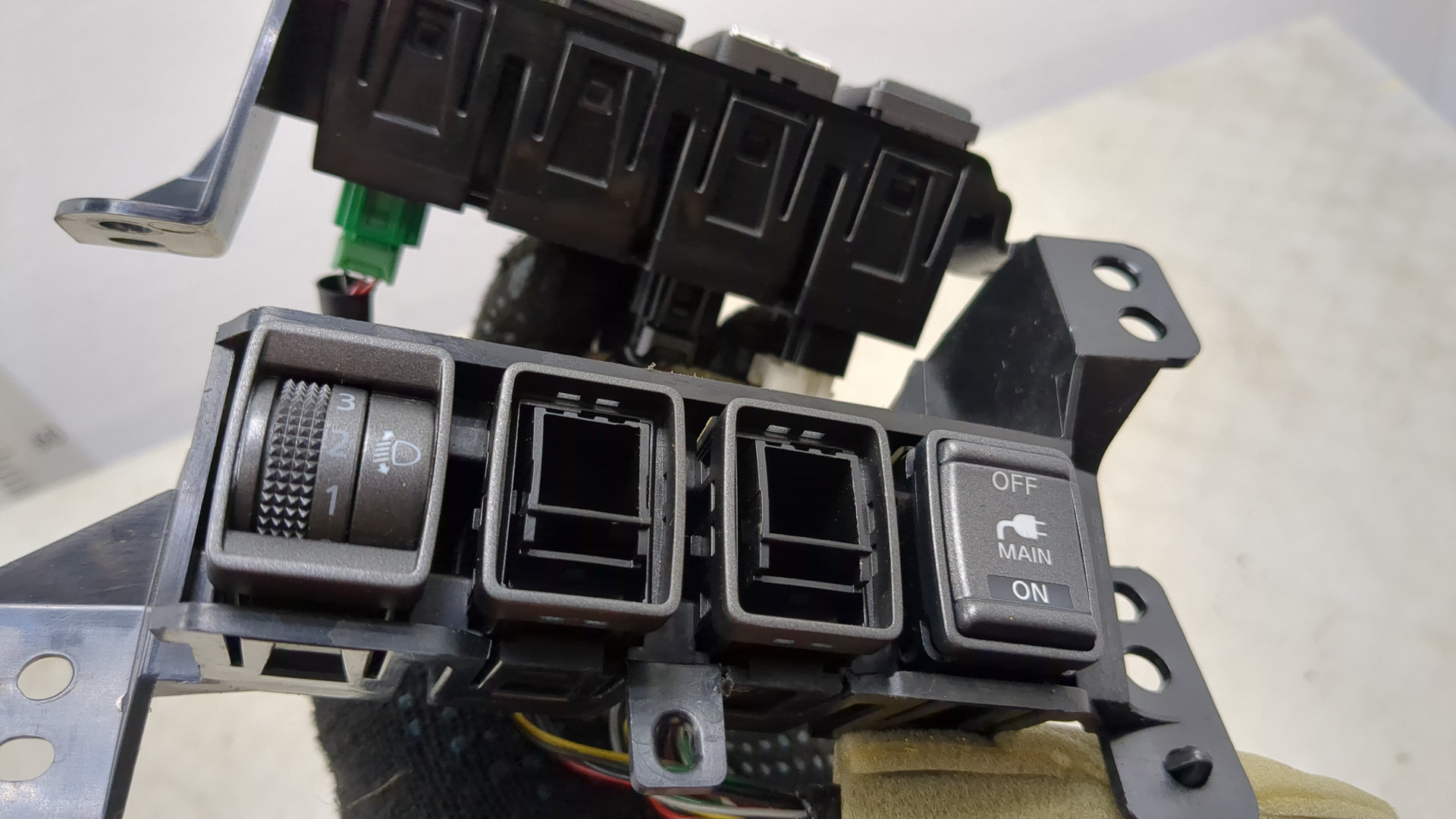 Кнопка открывания багажника