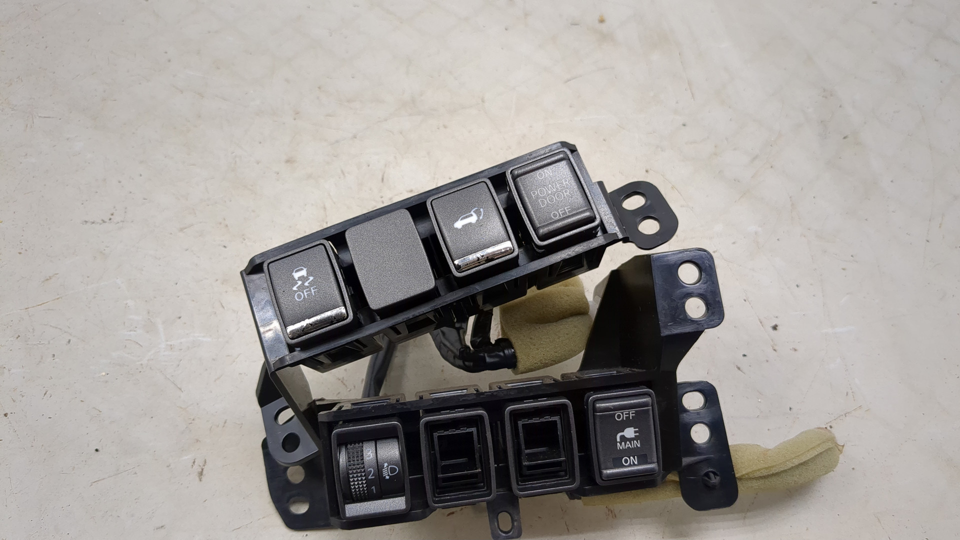 Кнопка открывания багажника