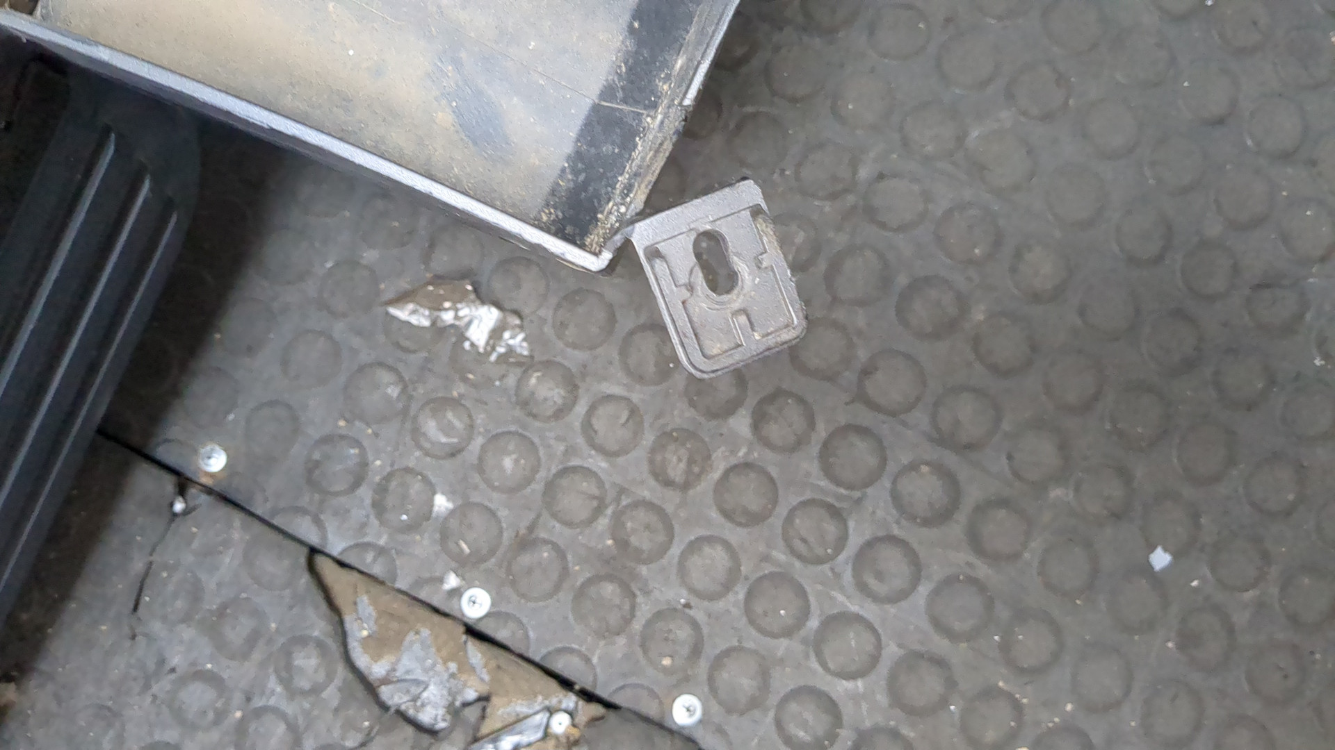 Бампер задний