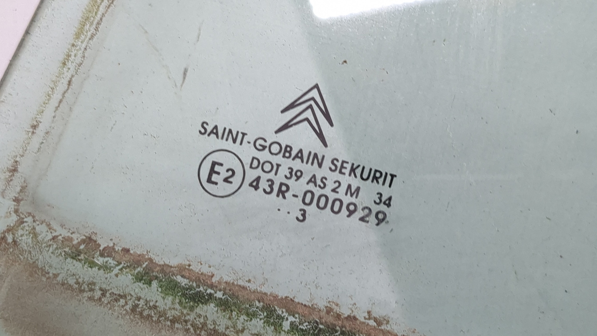 Стекло двери задней левой