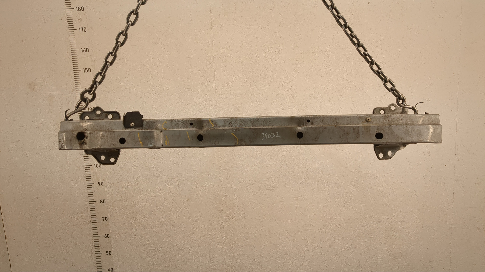 Усилитель переднего бампера