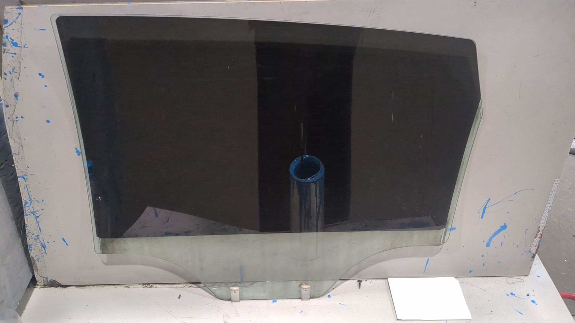 Стекло двери задней правой