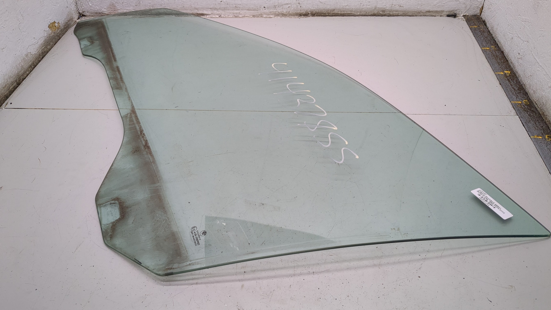 Стекло двери передней левой