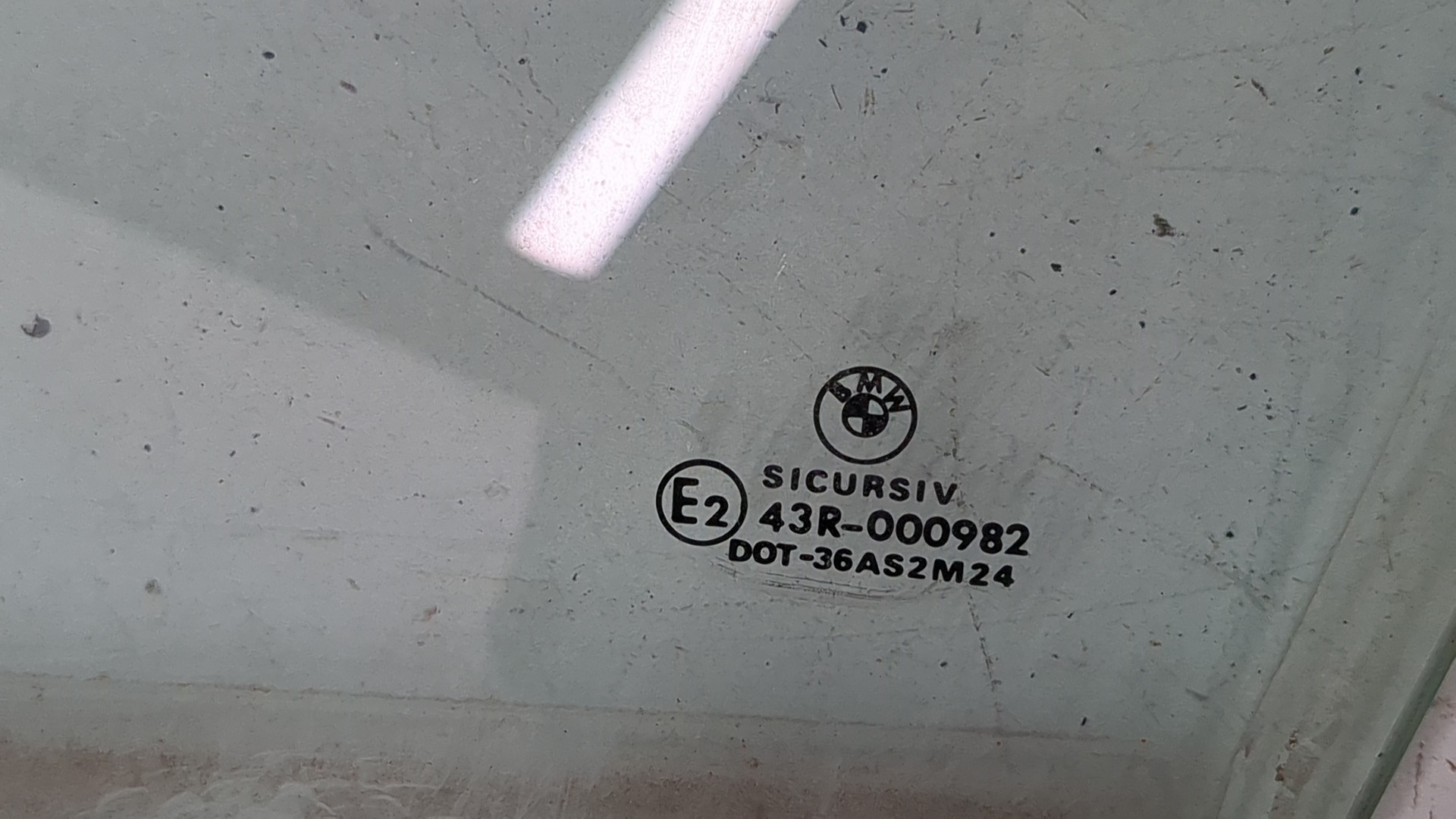 Стекло двери передней левой