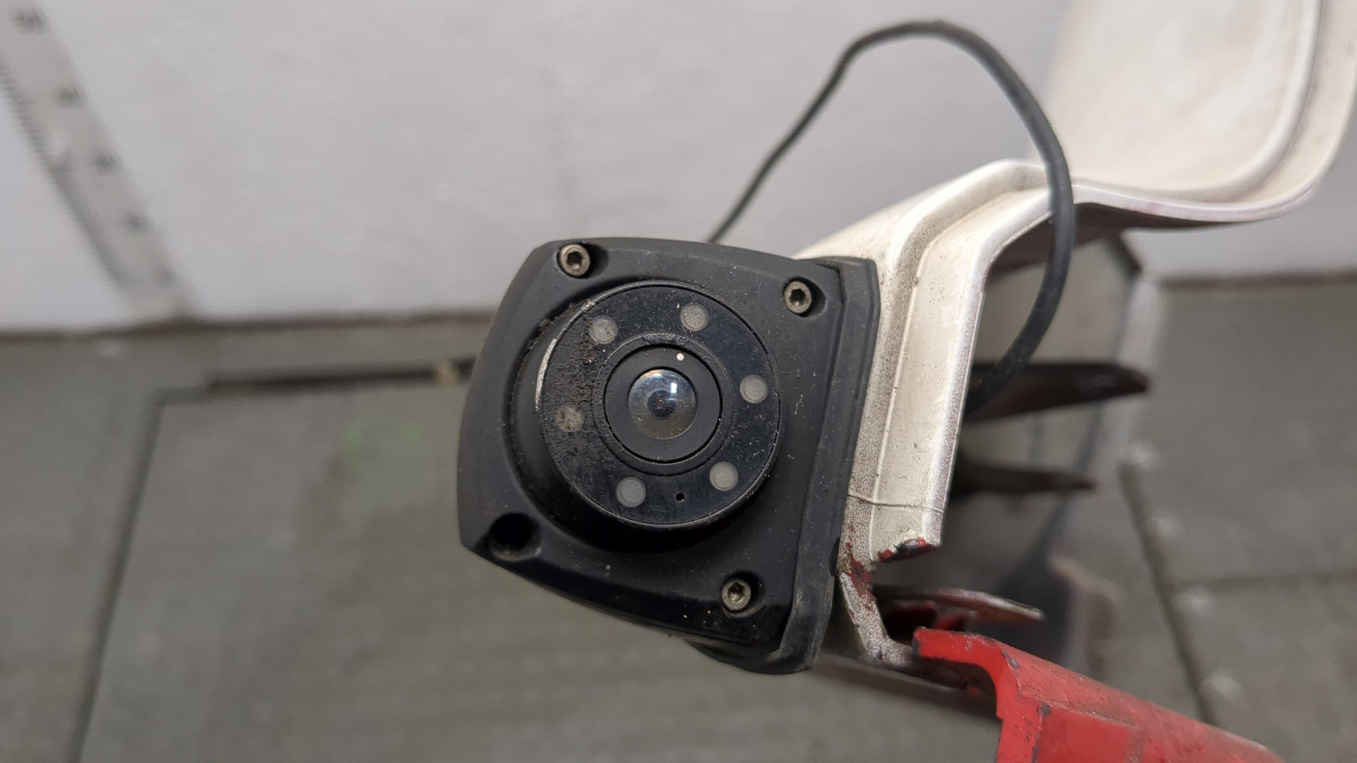 Кронштейн фар левый