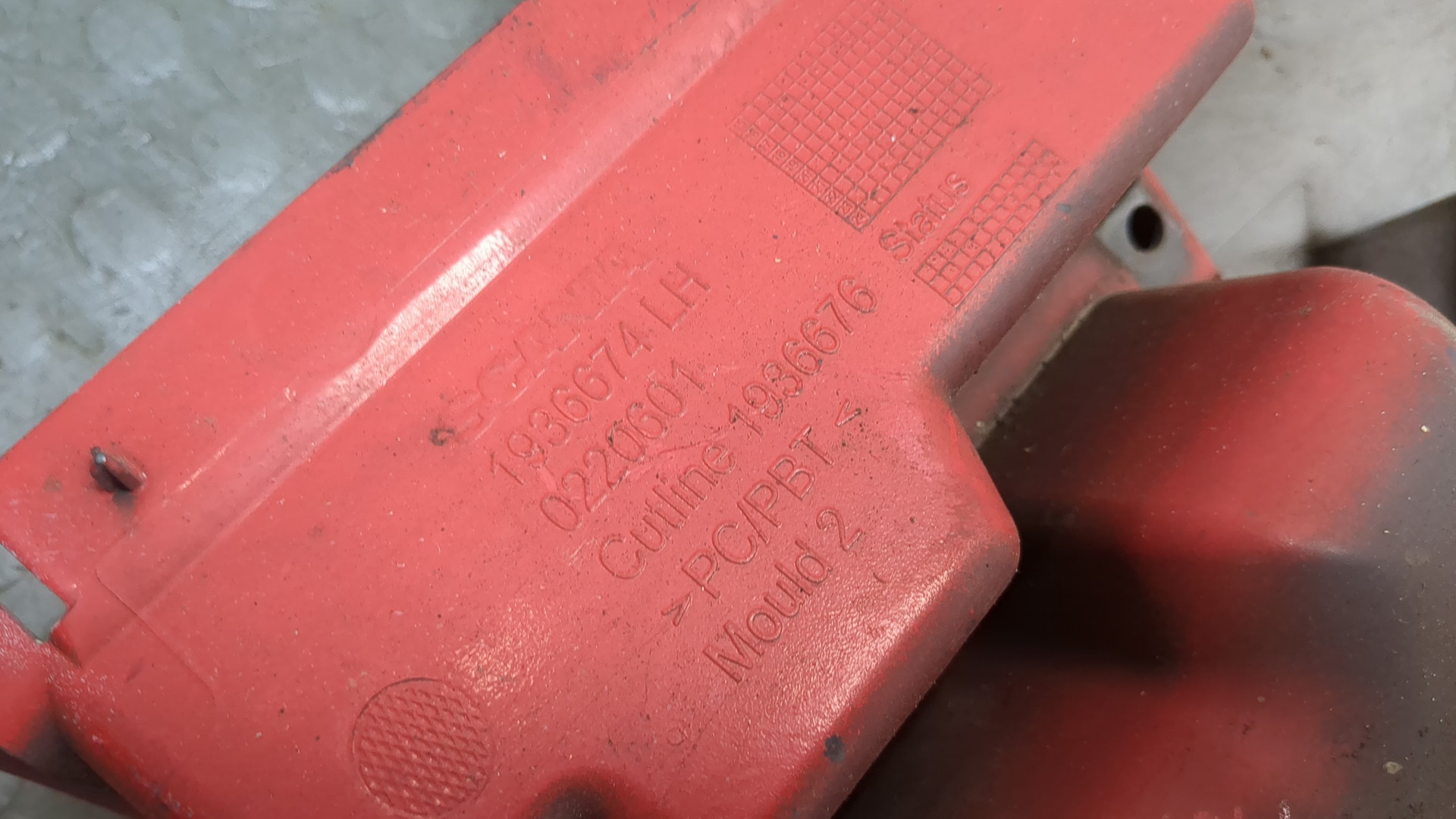 Кронштейн фар левый