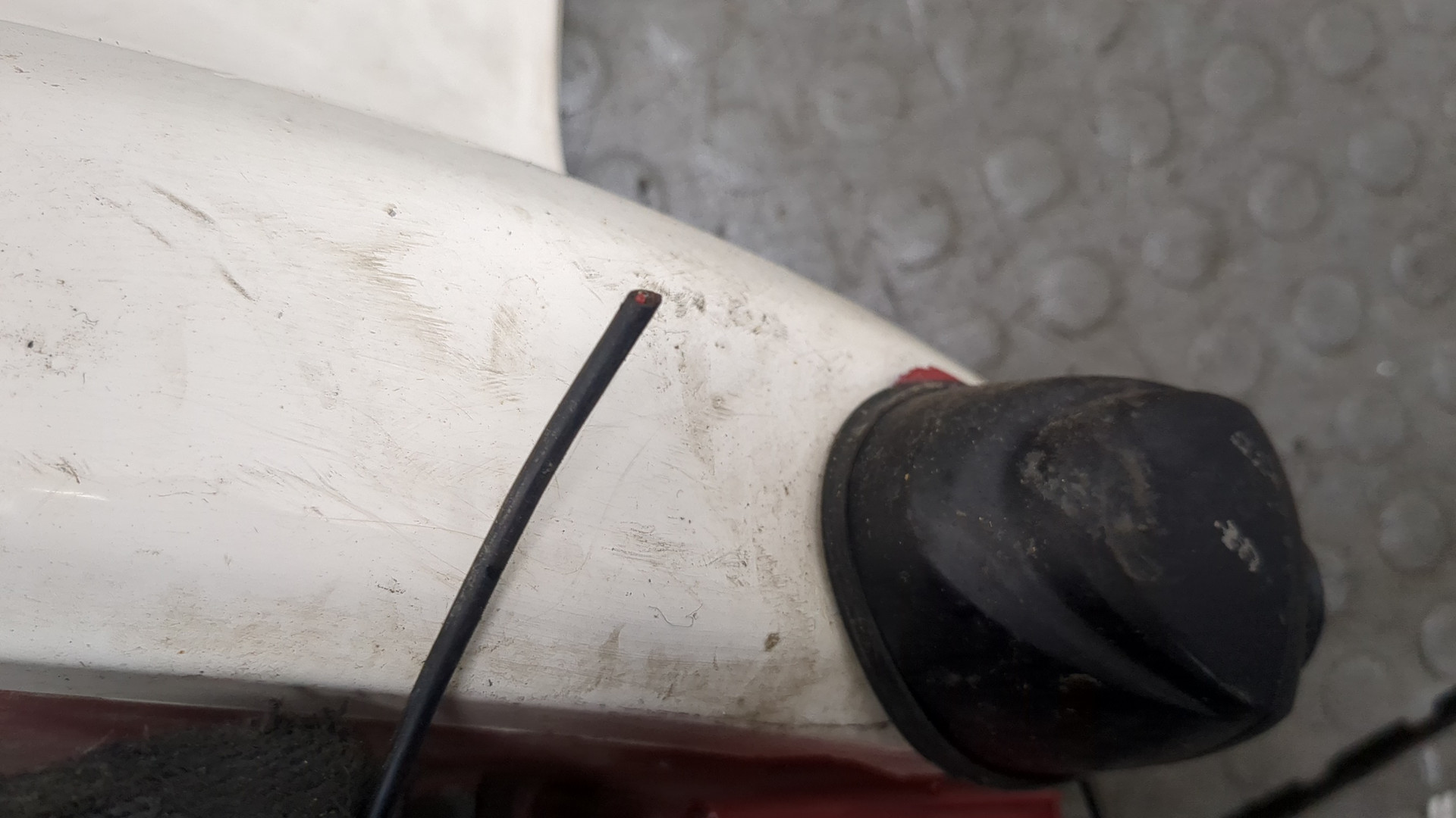 Кронштейн фар левый