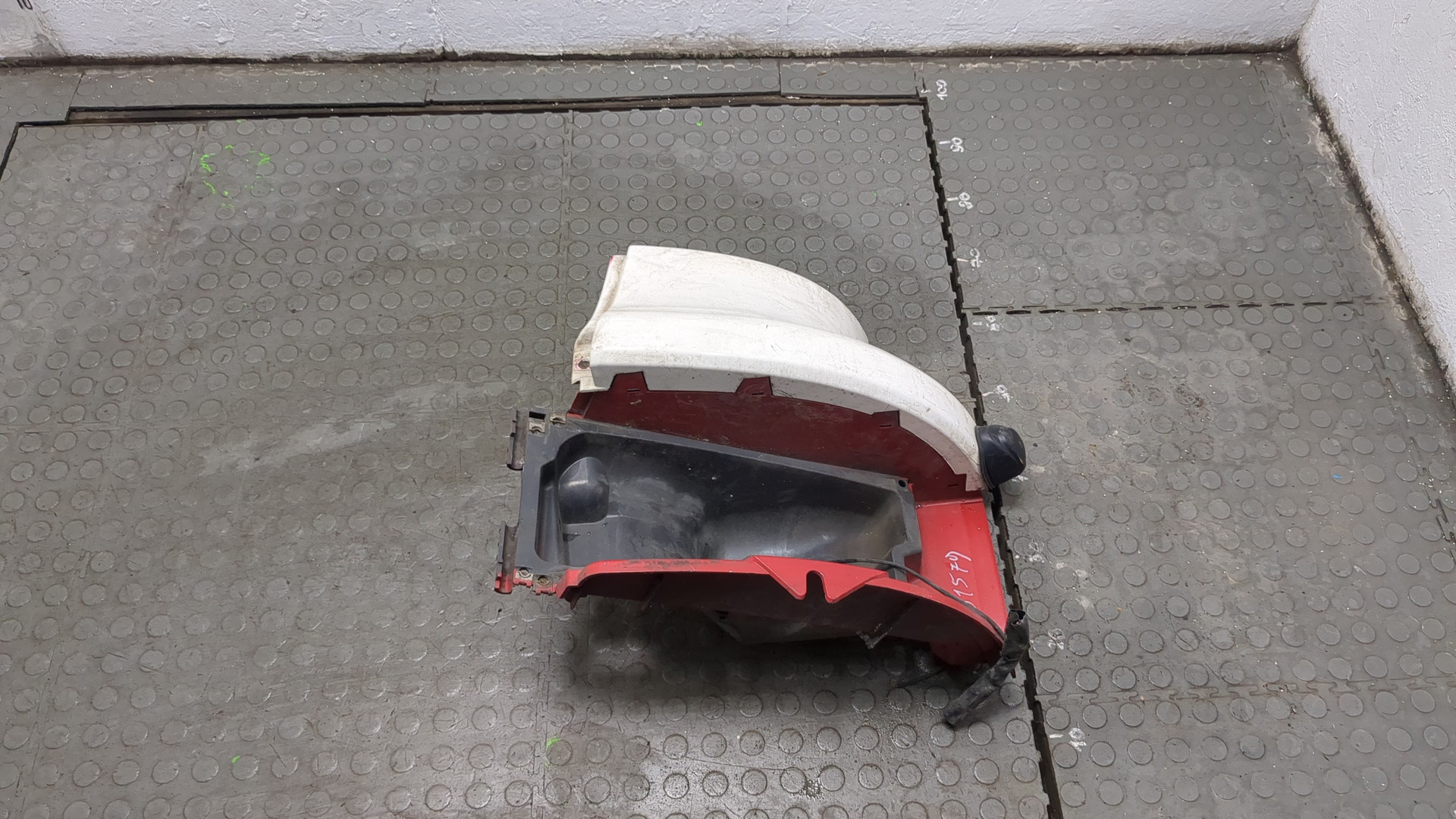 Кронштейн фар левый