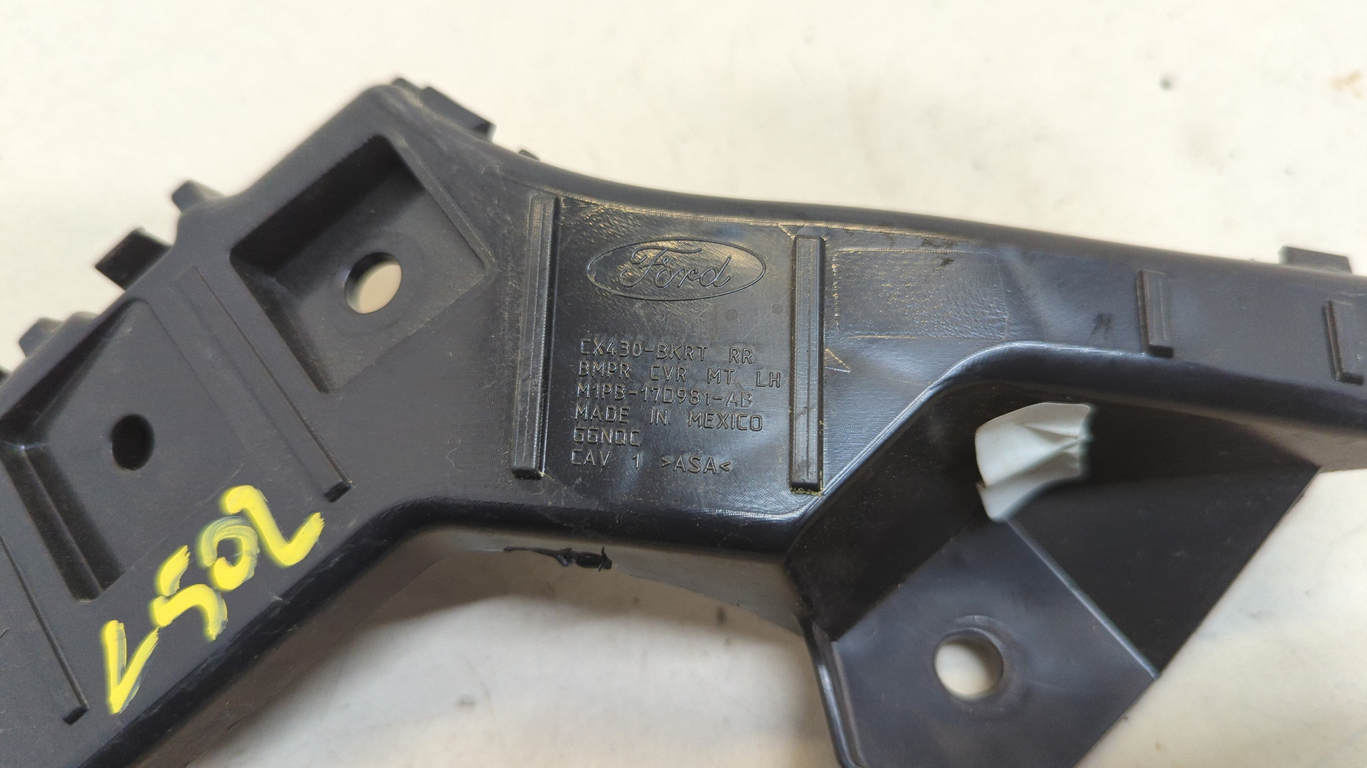 Кронштейн заднего бампера левый