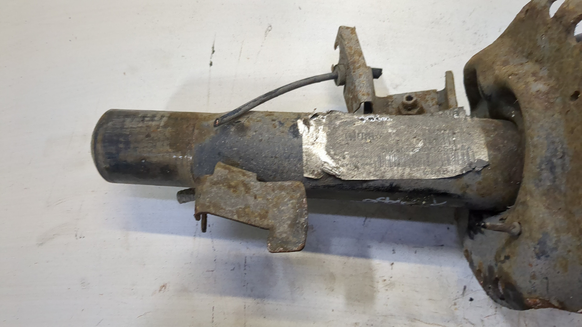 Амортизатор передний правый