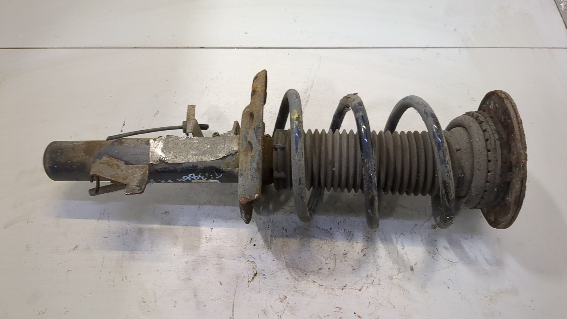 Амортизатор передний правый