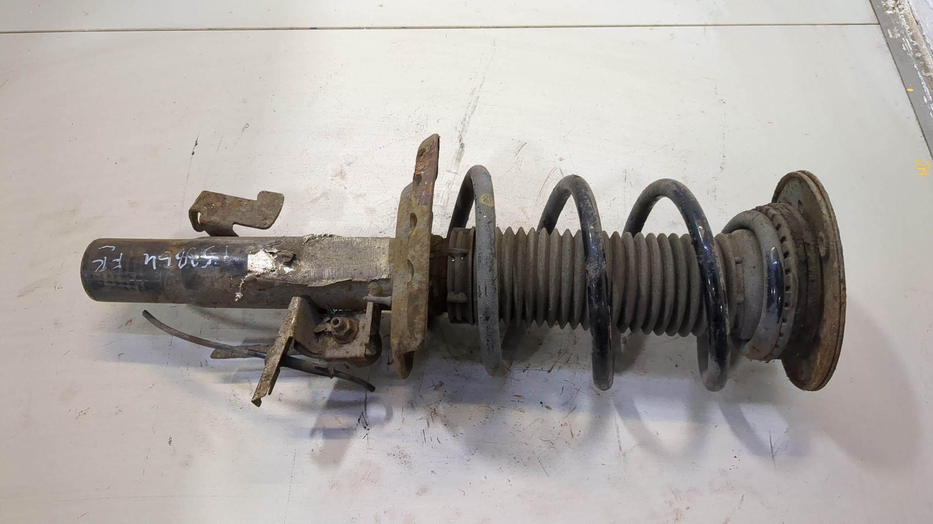 Амортизатор передний левый