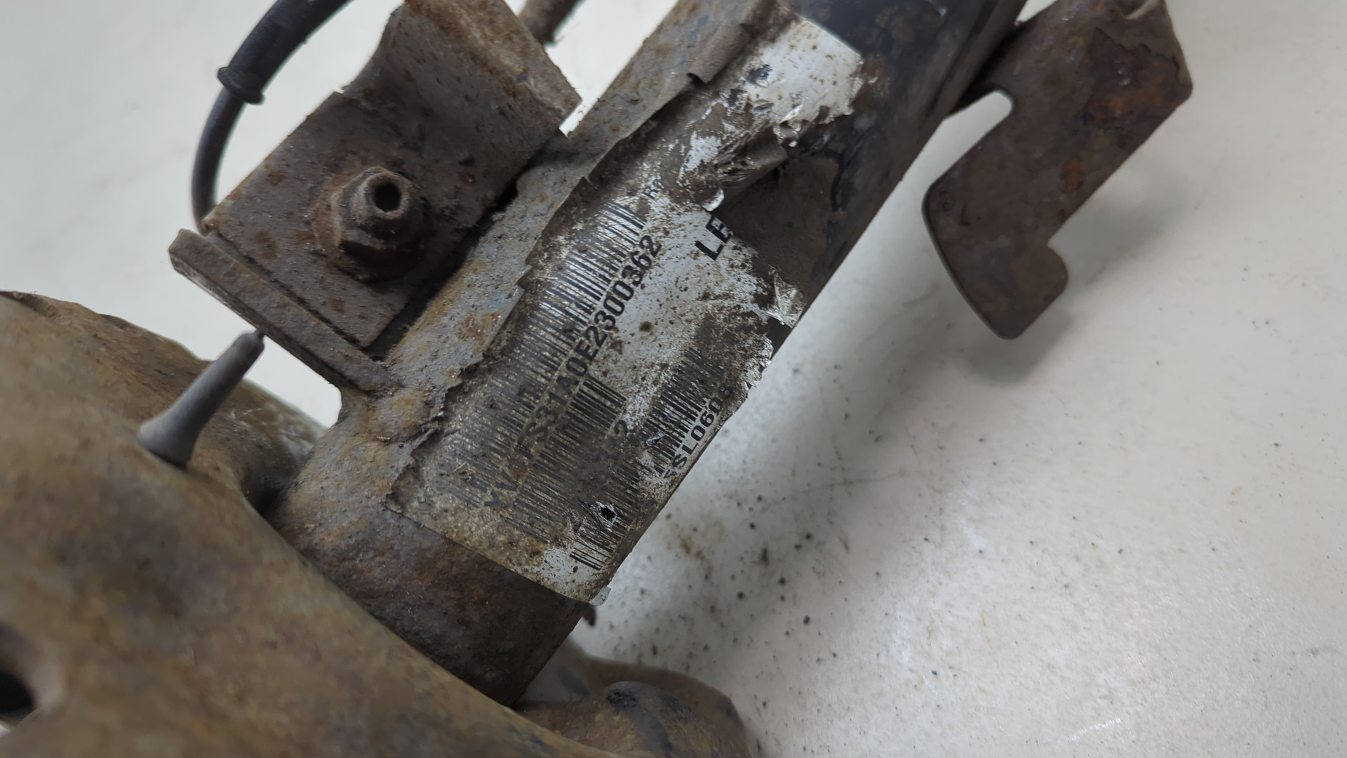 Амортизатор передний левый