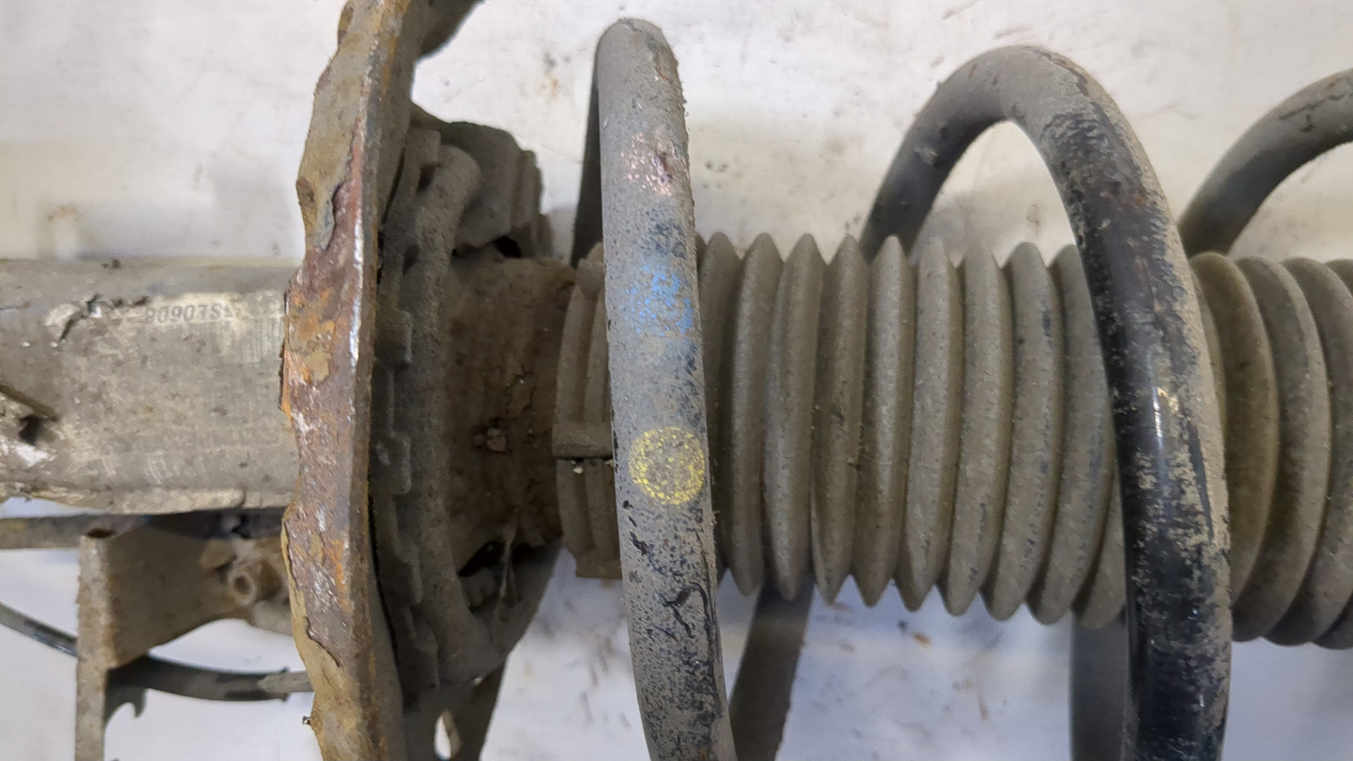 Амортизатор передний левый