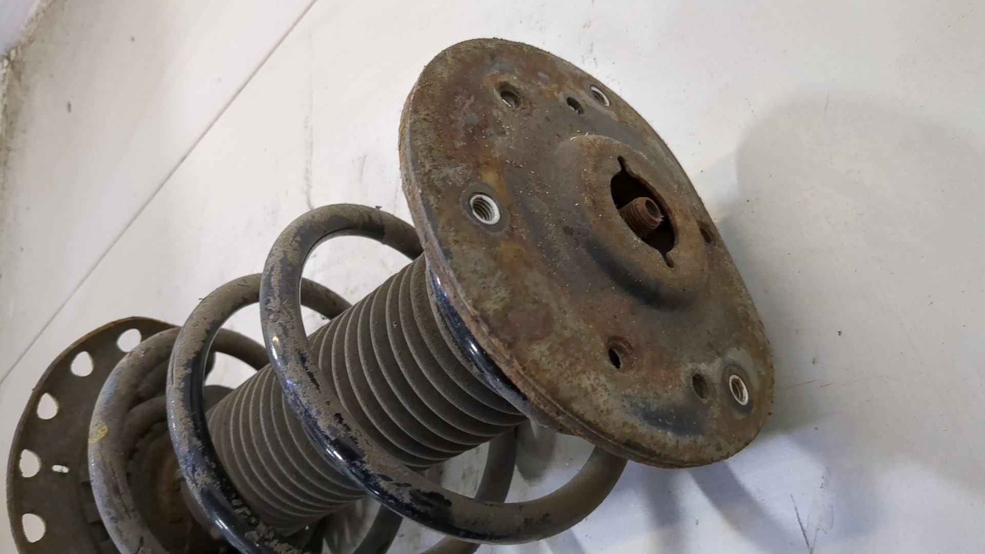 Амортизатор передний левый