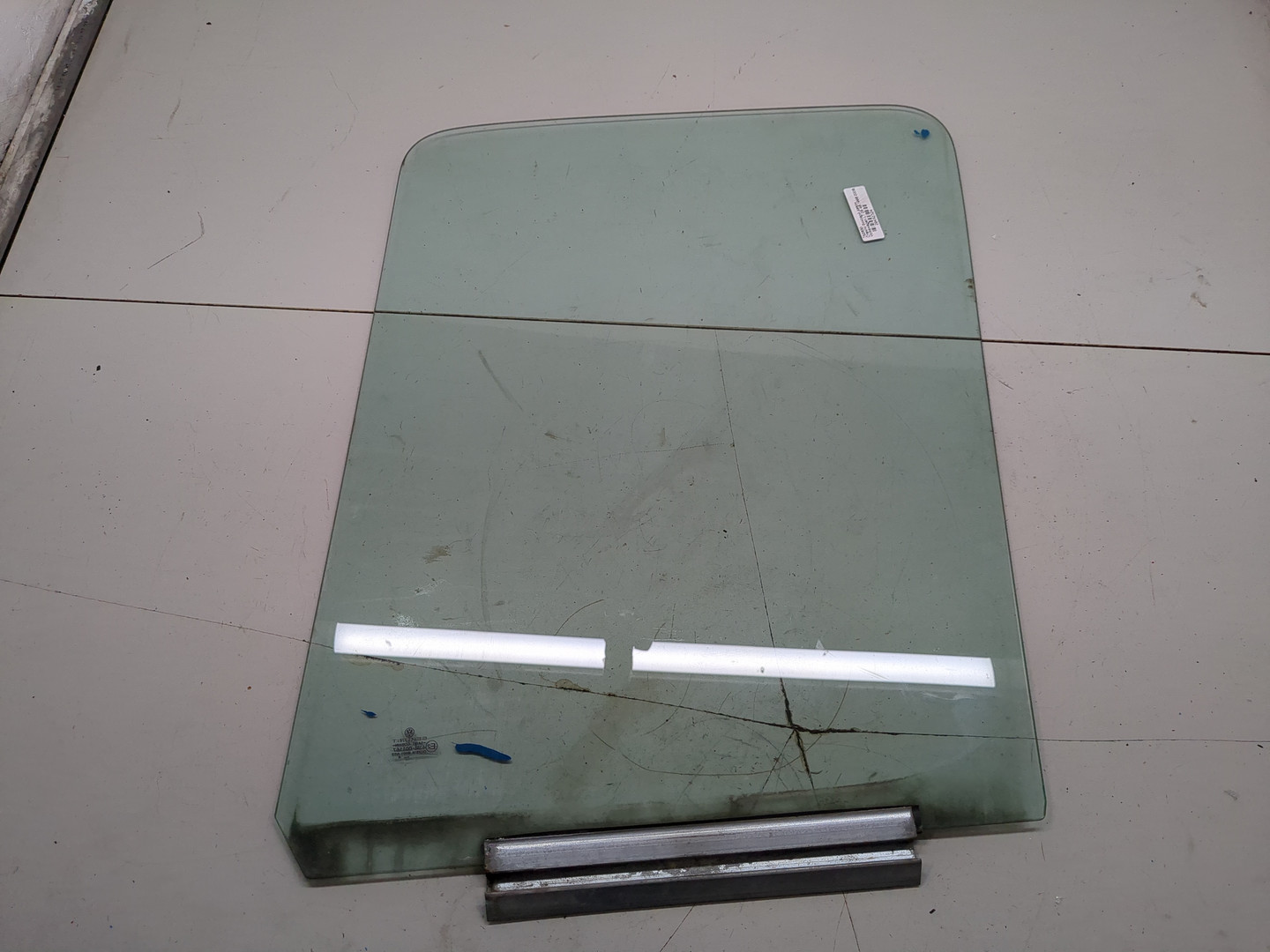 Стекло двери передней правой