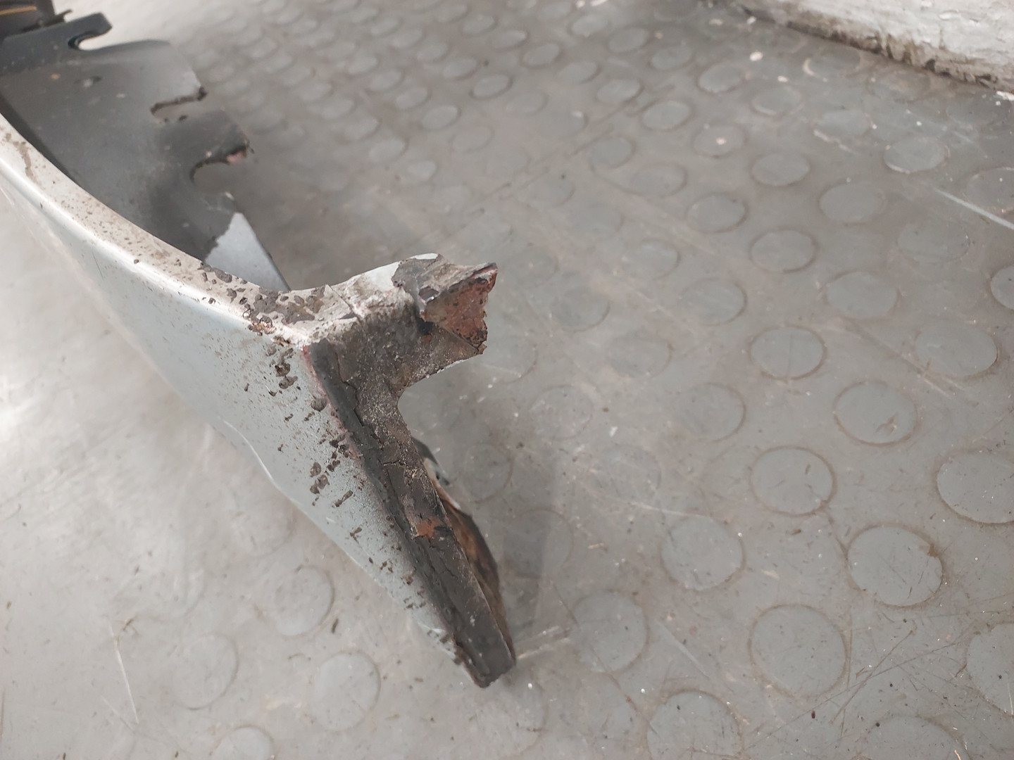 Крыло переднее правое