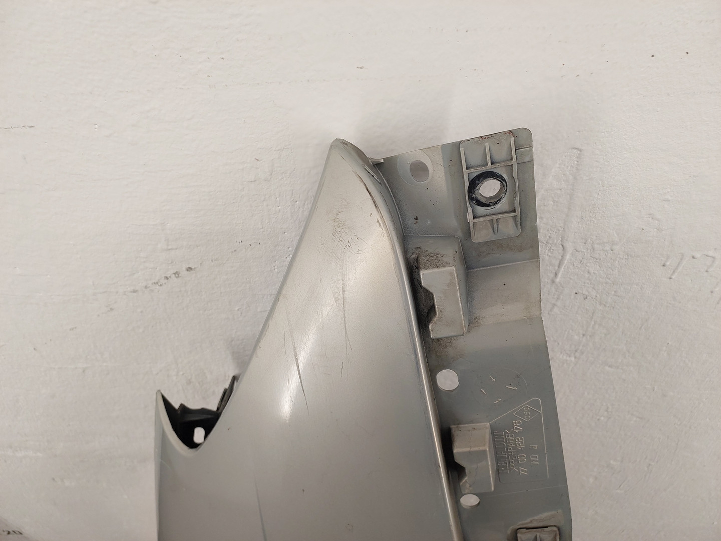 Крыло переднее правое