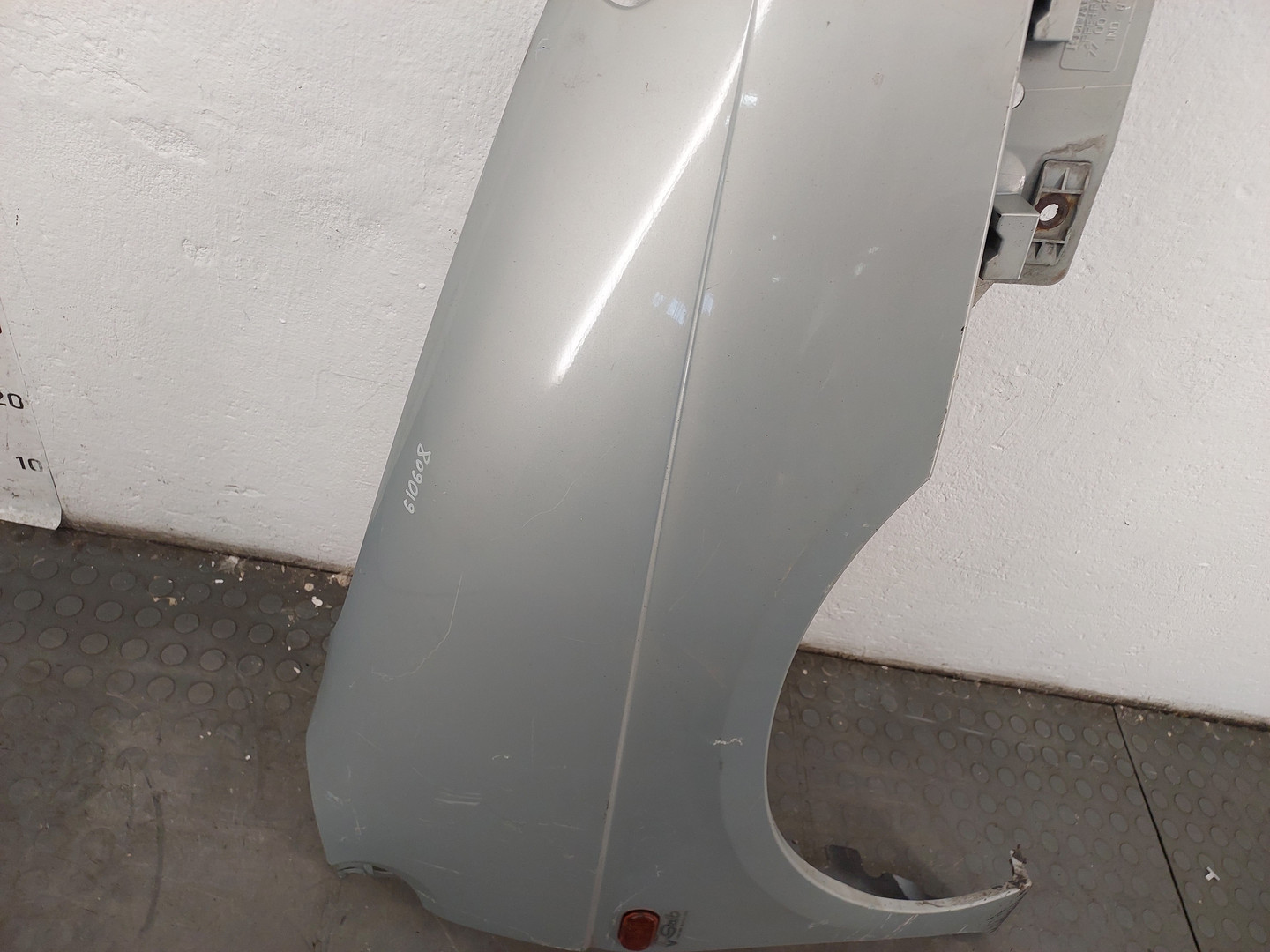 Крыло переднее правое