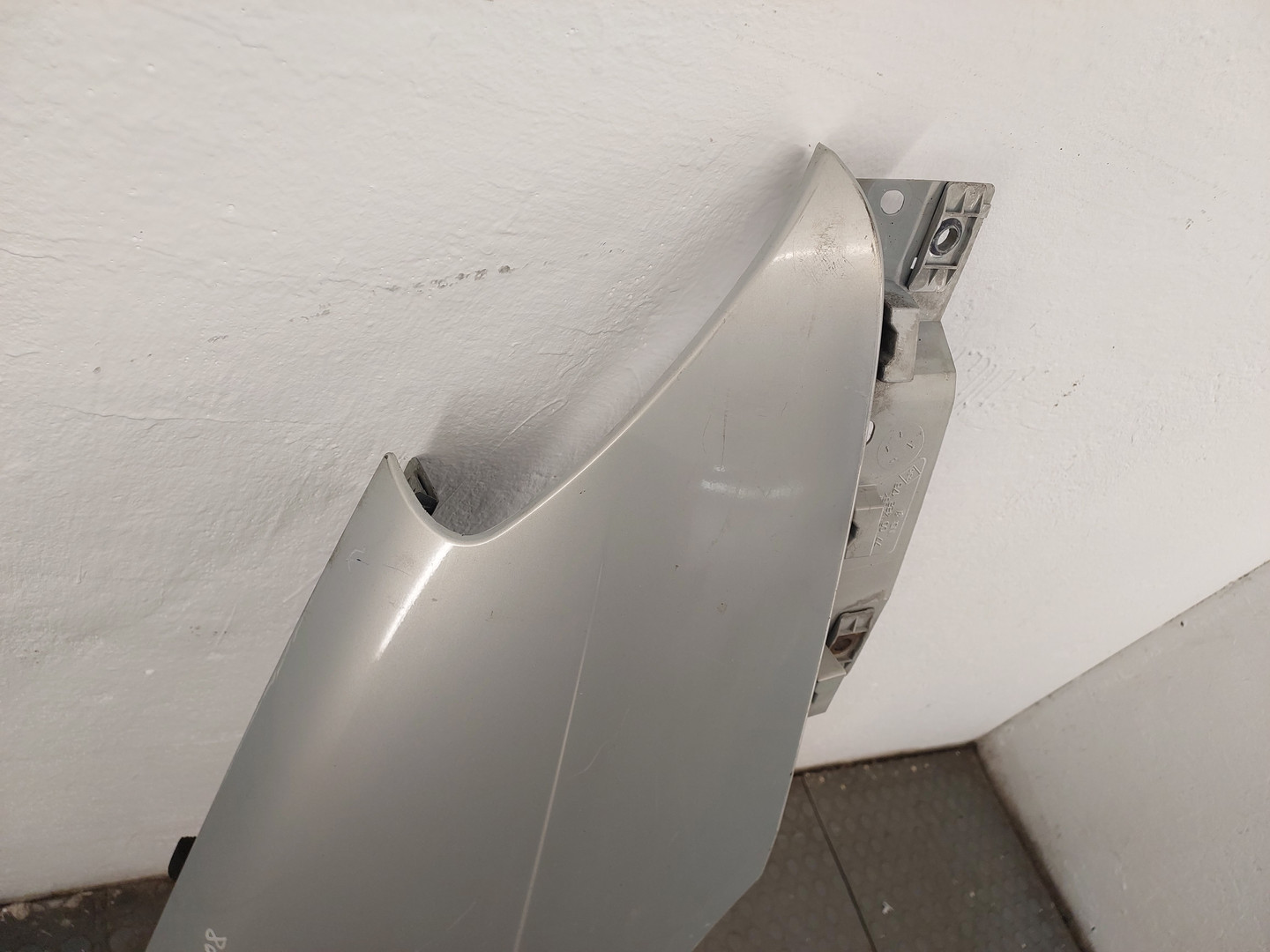 Крыло переднее правое