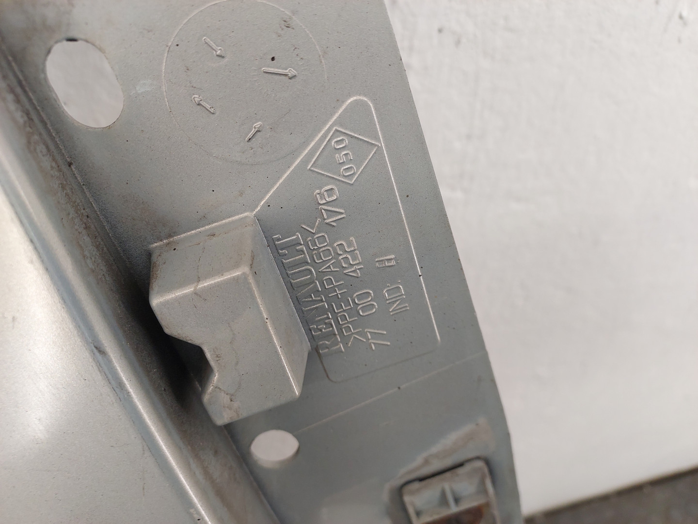 Крыло переднее правое