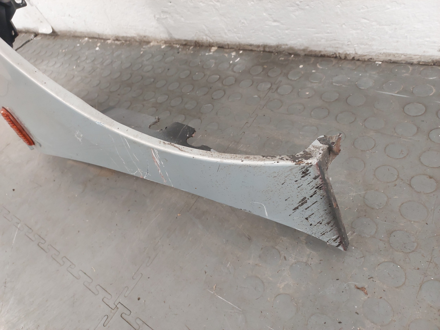 Крыло переднее правое