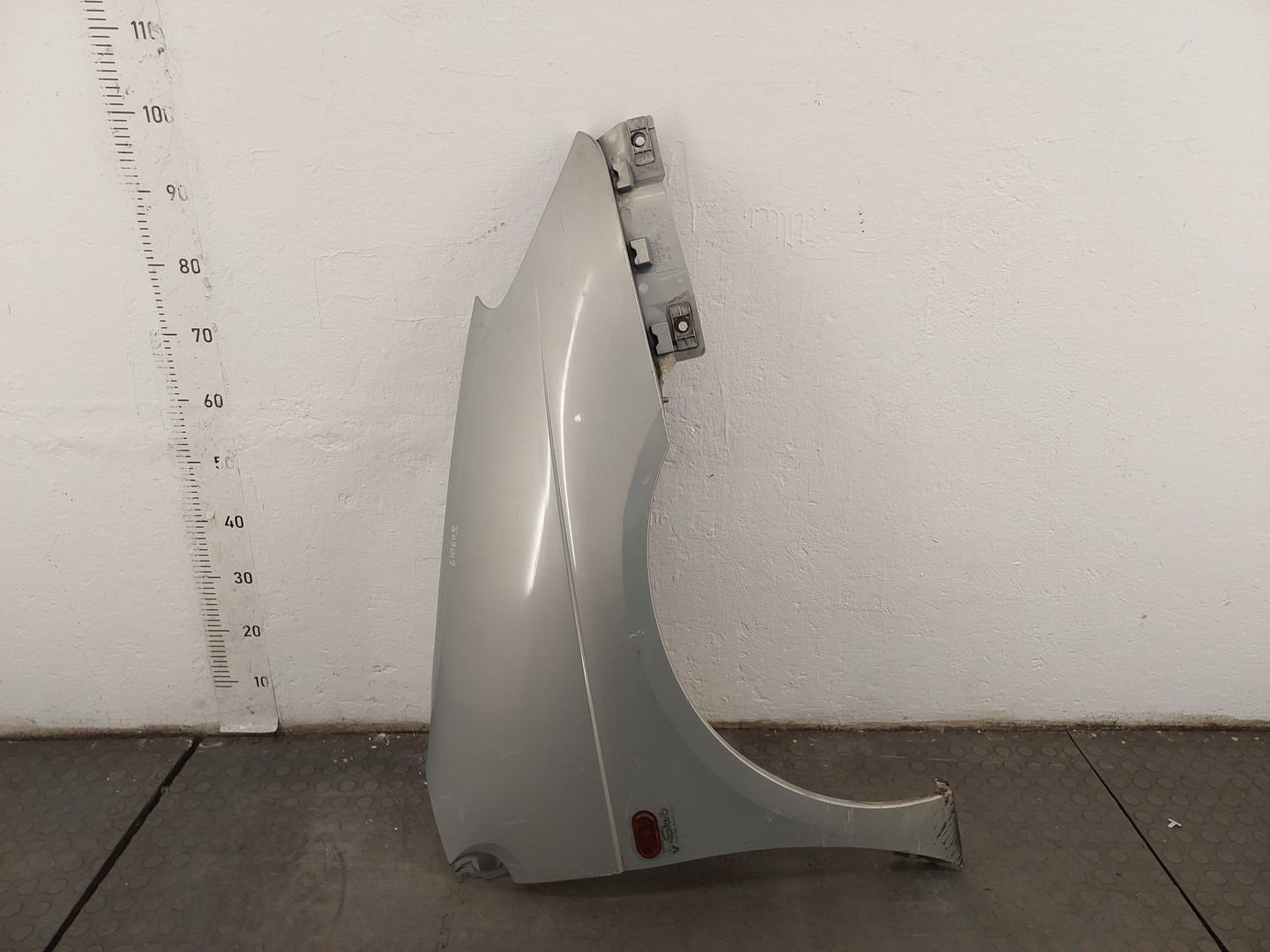 Крыло переднее правое