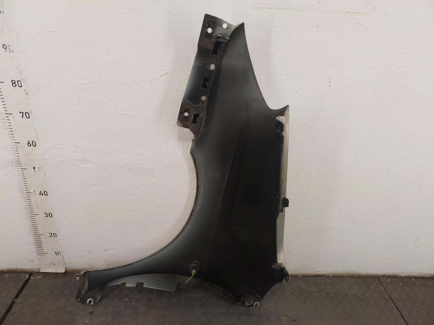 Крыло переднее правое