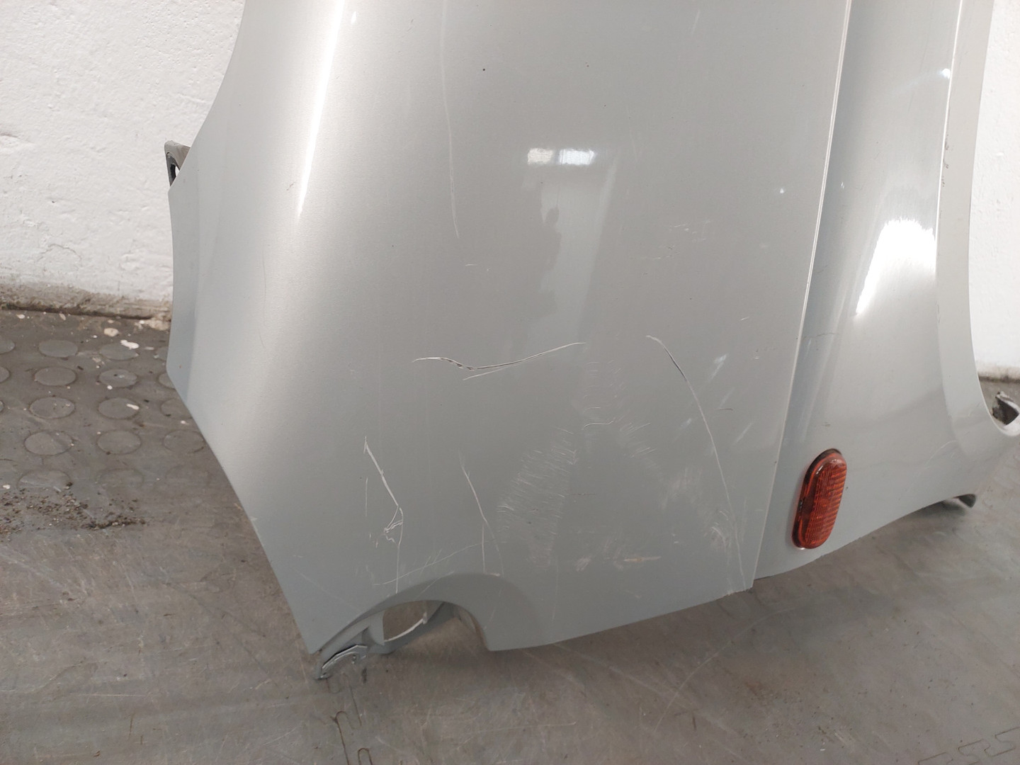 Крыло переднее правое