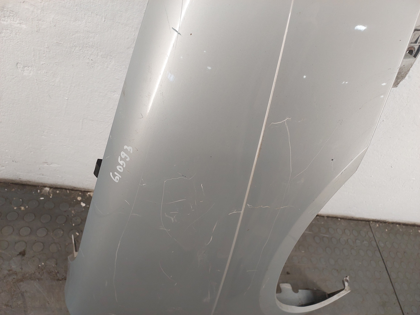 Крыло переднее правое