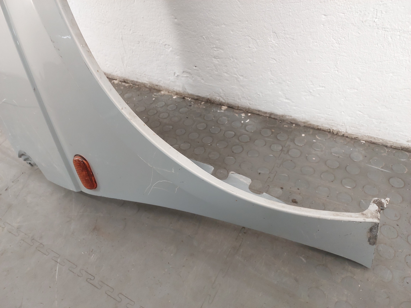 Крыло переднее правое