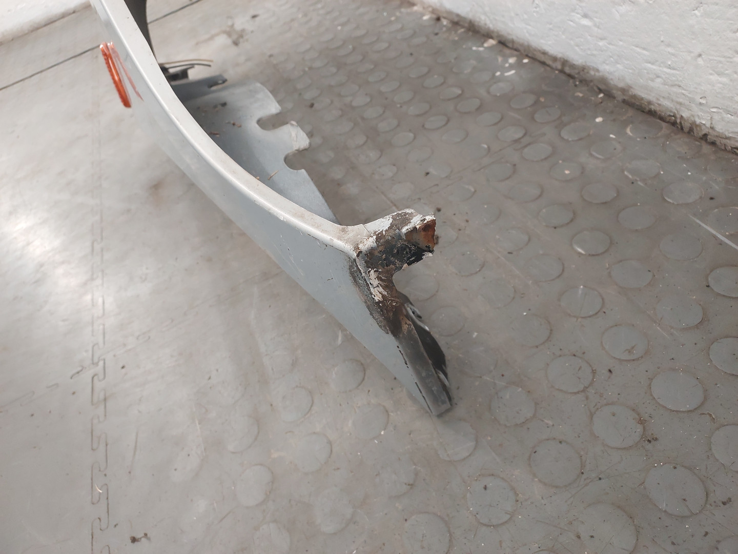 Крыло переднее правое