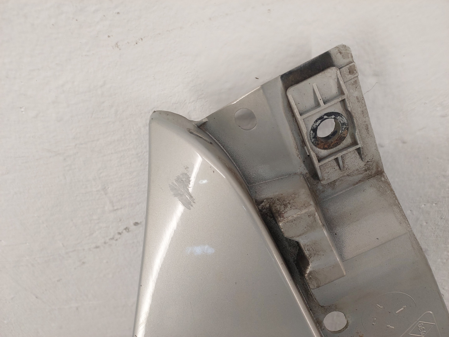 Крыло переднее правое