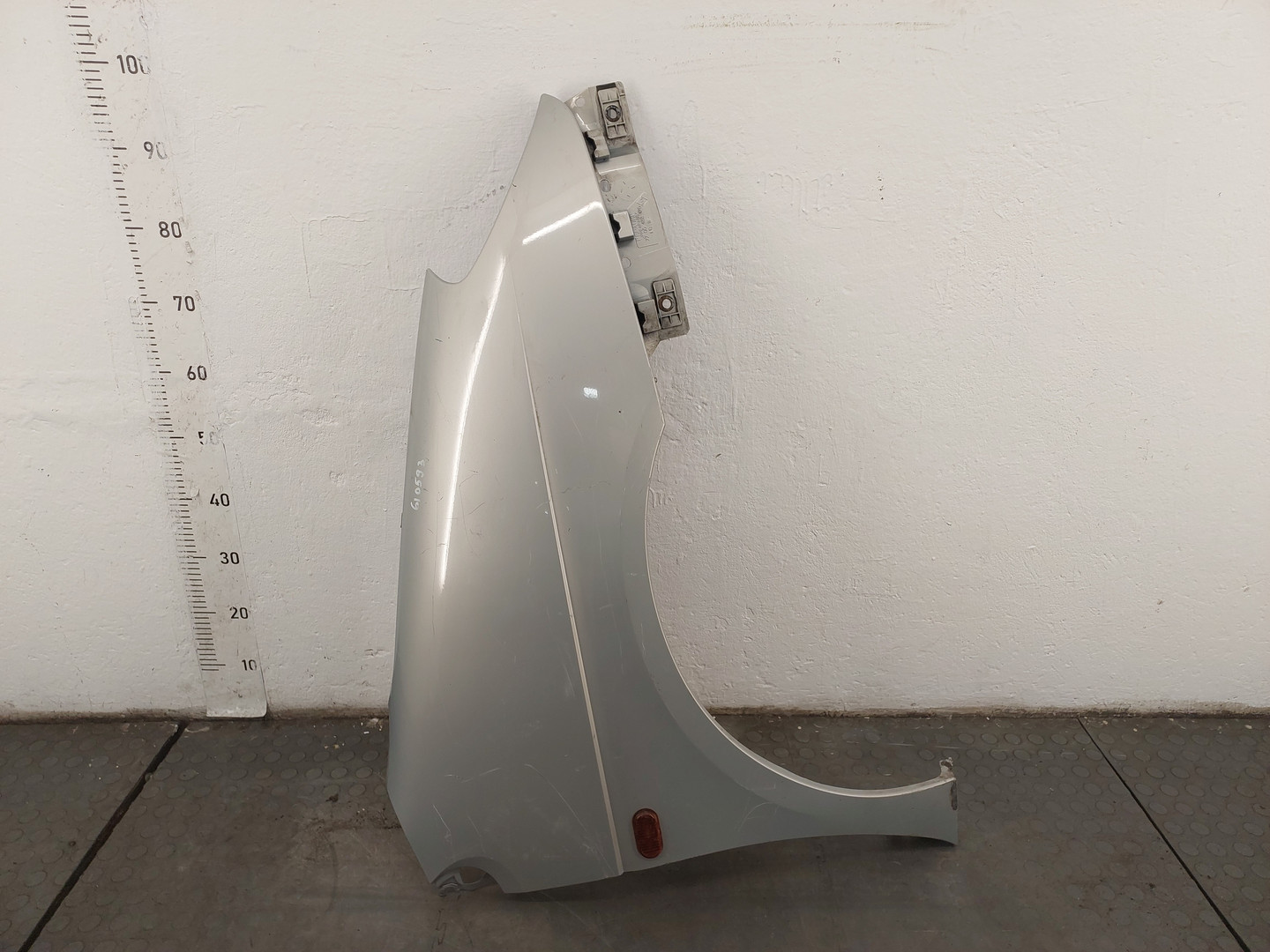 Крыло переднее правое