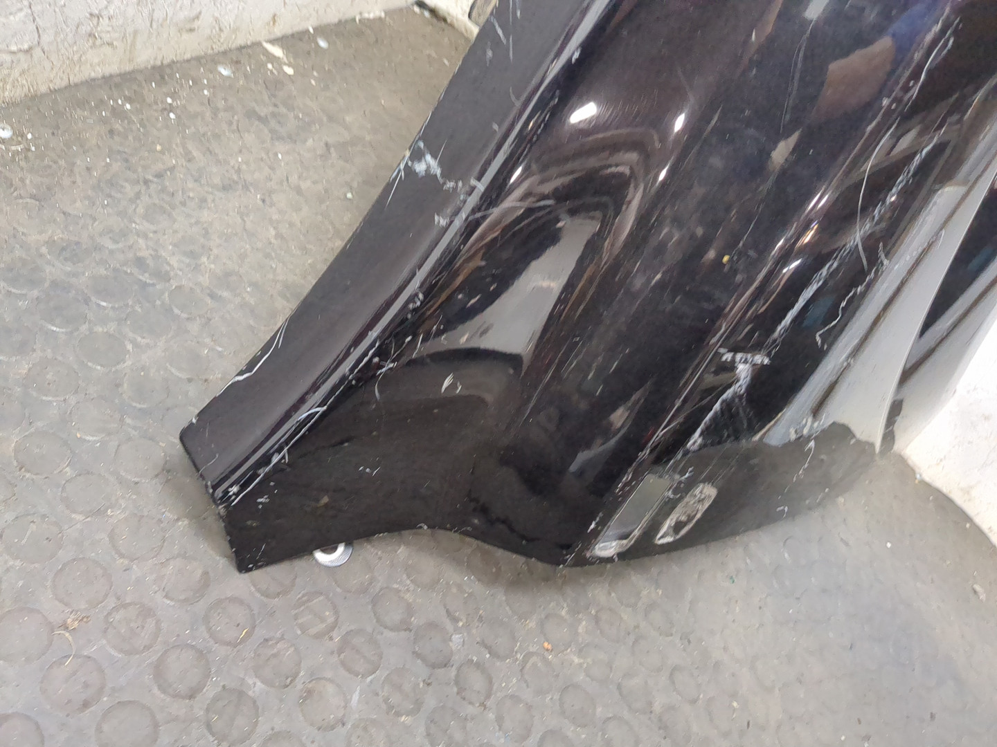 Крыло переднее правое