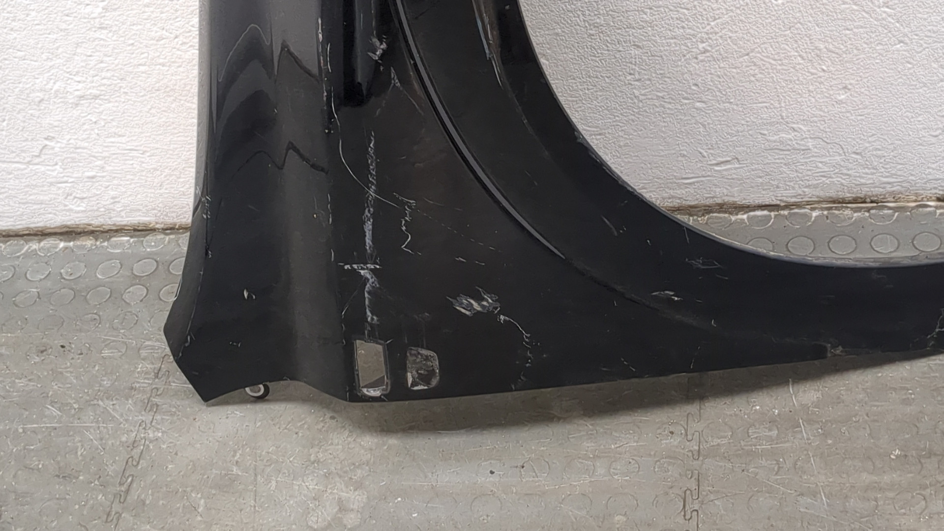 Крыло переднее правое