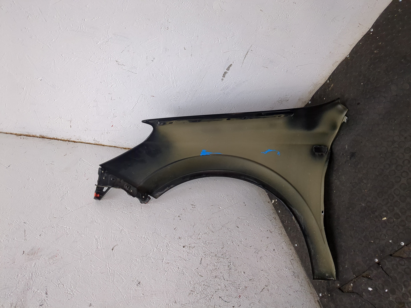 Крыло переднее правое