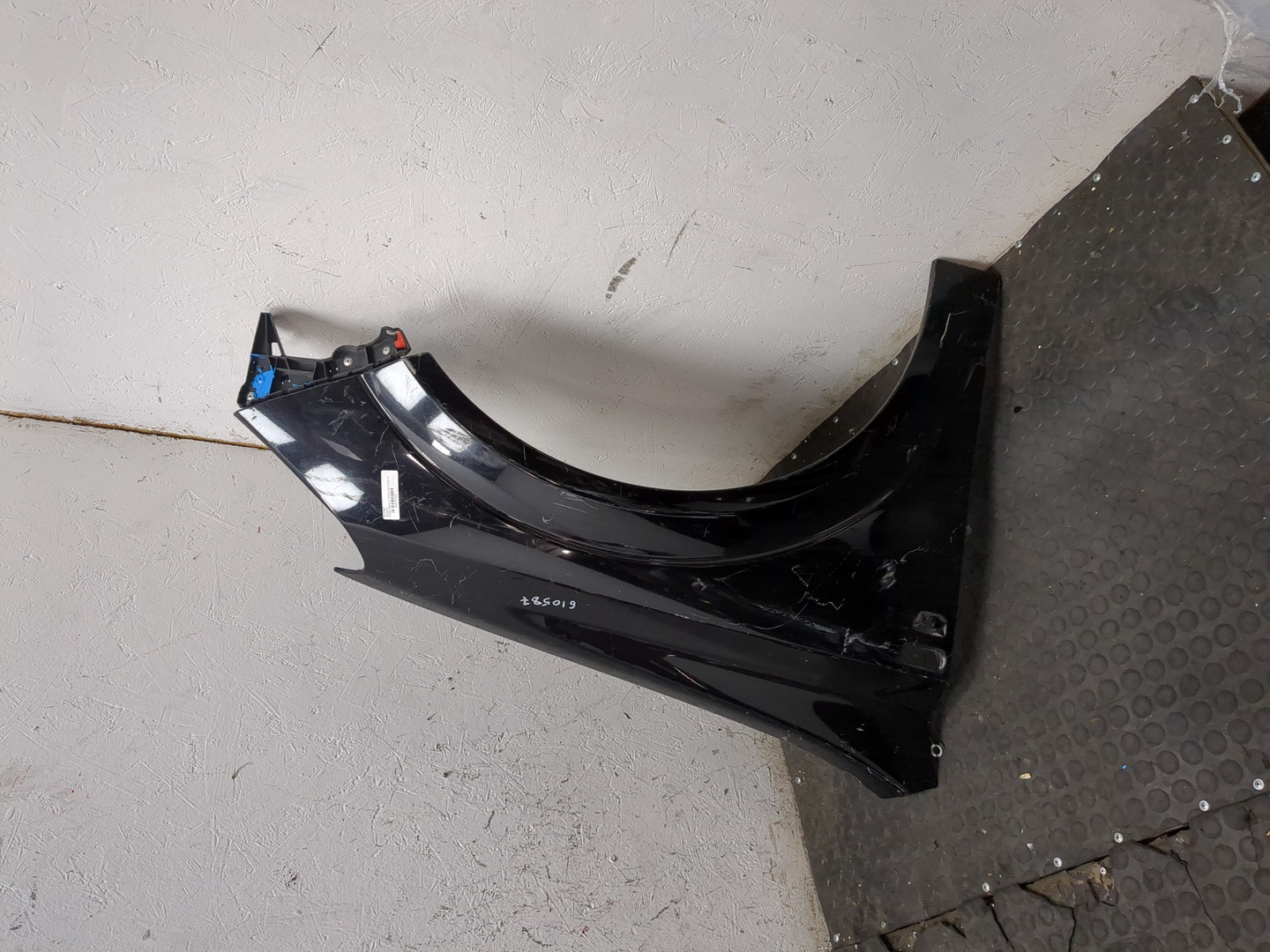 Крыло переднее правое