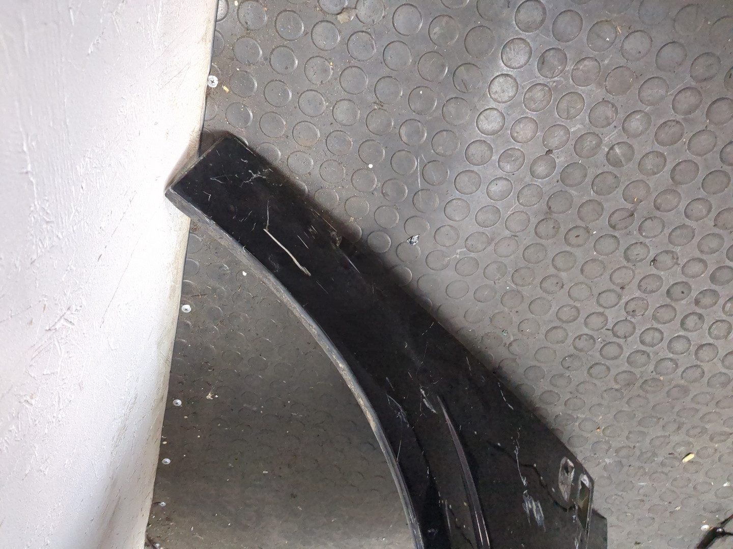 Крыло переднее правое