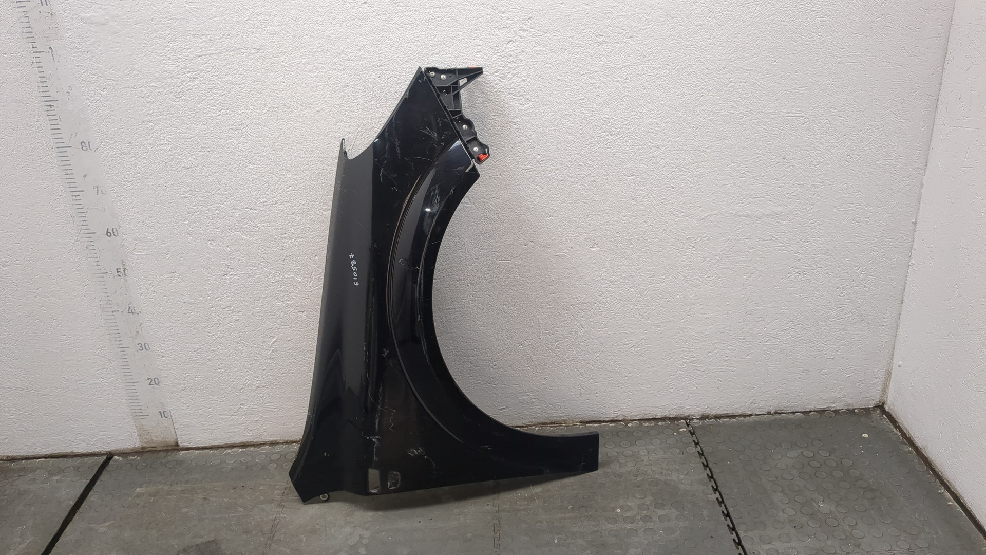 Крыло переднее правое