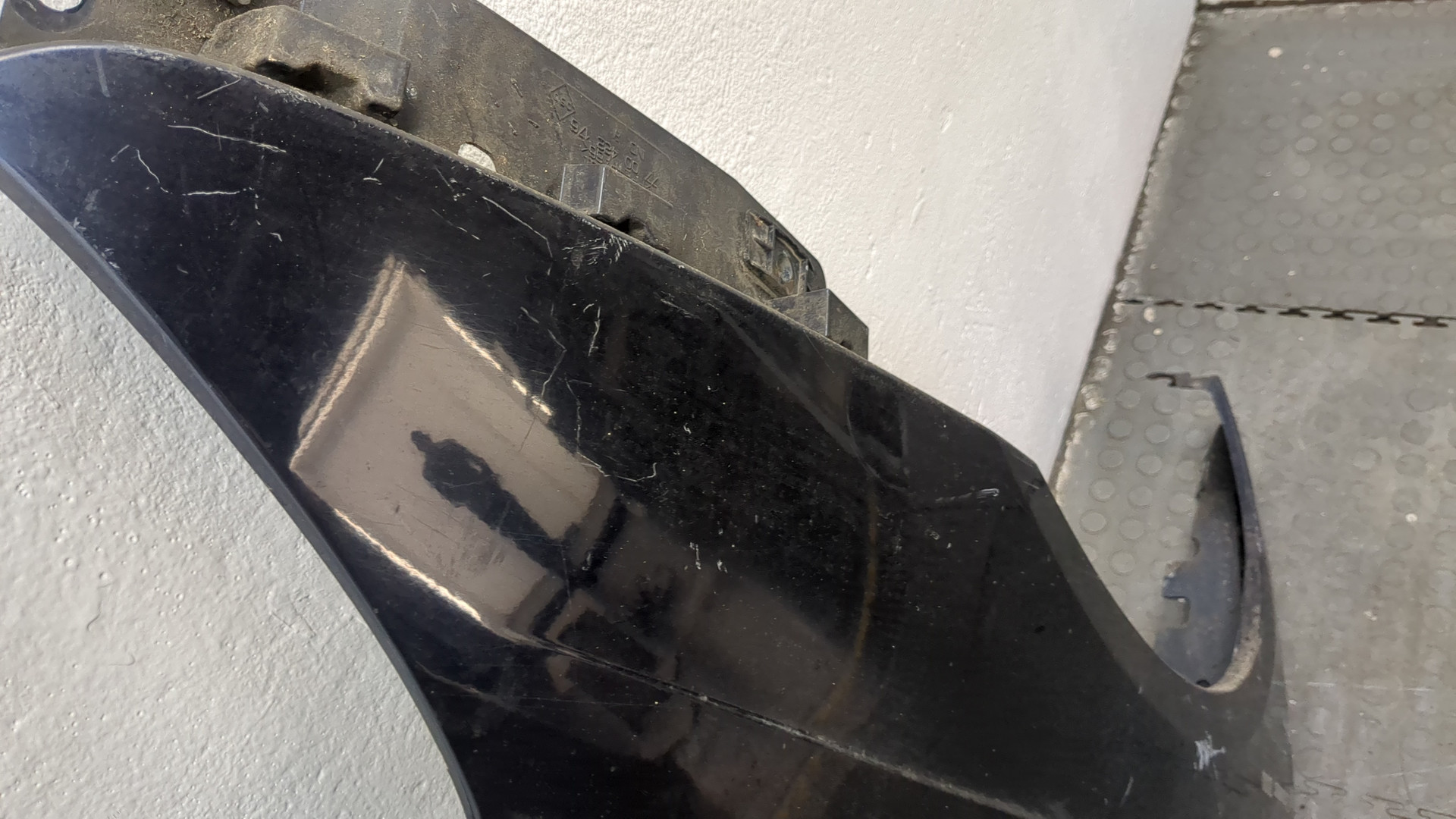 Крыло переднее правое