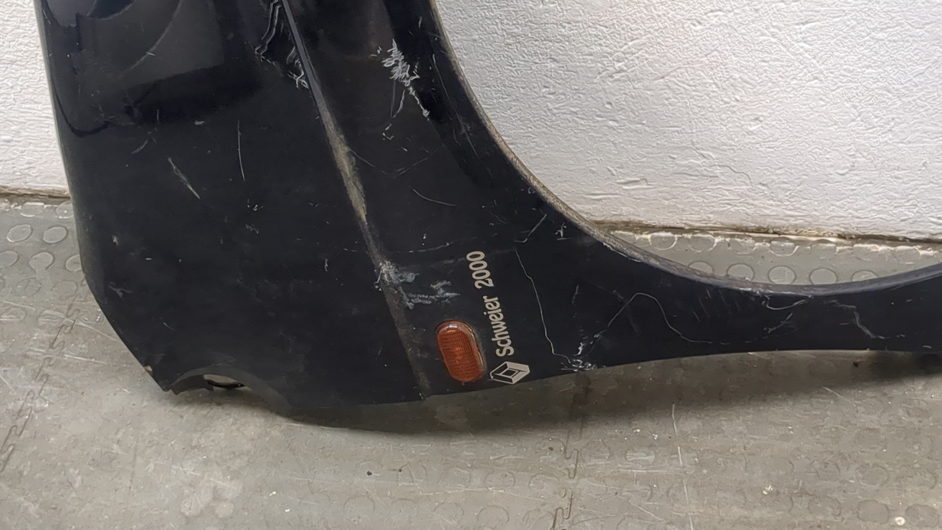 Крыло переднее правое